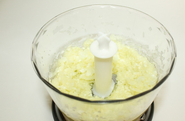 1. Этап. Рыбные котлеты из горбуши: В чашу блендера выкладываем кабачок и измельчаем его, но не до состояния пюре.