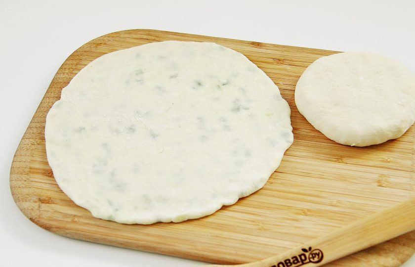 1. Этап. Балкарские хычины: Слегка придавите рукой получившийся шарик и дайте постоять несколько минут, а пока можете лепить следующие шарики. Затем каждый шарик легко и постепенно раскатайте в форме круга, толщиной 3-5 мл.