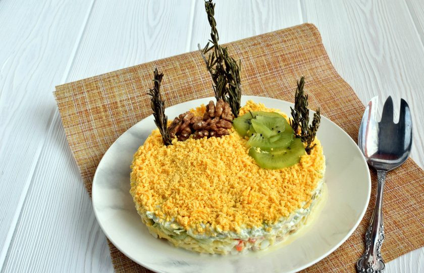 1. Этап. Салат «Африка»: Украсьте салат по вкусу и дайте настояться в холодильнике 20-30 минут.