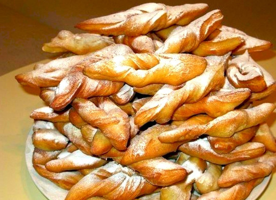 1. Этап. Хворост тонкий хрустящий на кефире: В процессе обжаривания хворост будет пухлеть. Это нормально. Он станет воздушным и в то же время тонким. Положите обжаренный хворост на салфетки, чтобы стек лишний жир. В конце посыпьте его сахарной пудрой. Подавайте с горячим чаем или кофе. Приятного аппетита!