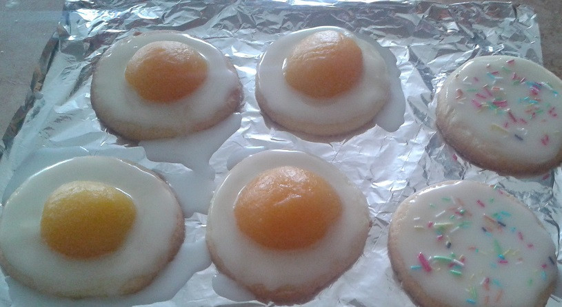 1. Этап. Печенье Пасхальные яйца: 8. Процедуру повторите со всеми печеньками. У меня еще были другие украшения, я также ими воспользовалась.