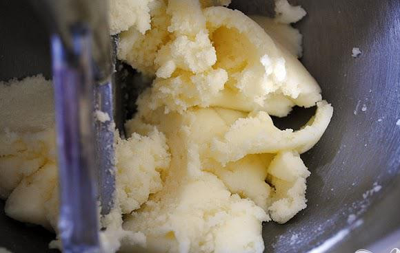 1. Этап. Морковно-кокосовый пирог: 3. Взбить сливочное масло и сахар в большой миске с электрическим миксером на средней скорости. Добавить яйца, по одному за раз, взбивая после каждого добавления.