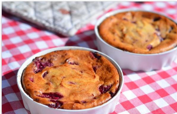 1. Этап. Творожная запеканка с ягодами: Вот и вся хитрость :) Творожная запеканка с ягодами готова! Подавать лучше теплой, украсив свежими ягодами. Приятного аппетита!