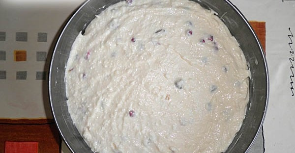 1. Этап. Вкусная запеканка творожная: Влейте творожное тесто в форму для выпечки.