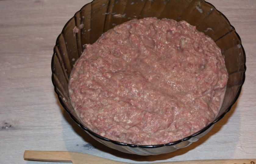 1. Этап. Котлета по-шадрински: Добавьте специи по вкусу, хорошо перемешайте фарш, чтобы он стал однородным.