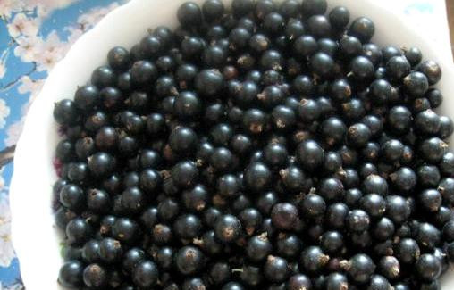 1. Этап. Варенье из смородины с малиной: Смородину отделяем от веточек, также промываем и откидываем на дуршлаг, чтобы лишняя жидкость стекла.