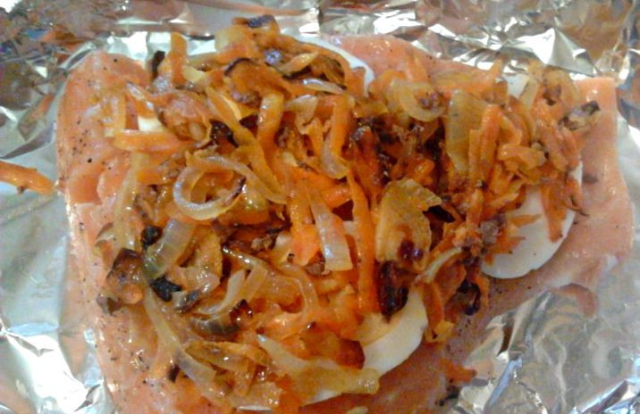 1. Этап. Семга с овощами в фольге: Далее мы отвариваем яйцо, а нарезанный лук и тертую морковь жарим на растительном масле до мягкости. Нарезаем яйцо ломтиками и выкладываем на рыбу, сверху делаем небольшую шапку из обжаренных овощей.