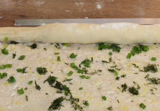 1. Этап. Ленивые пельмени с индейкой и капустой: 13. Скатываем пласт теста в рулет.