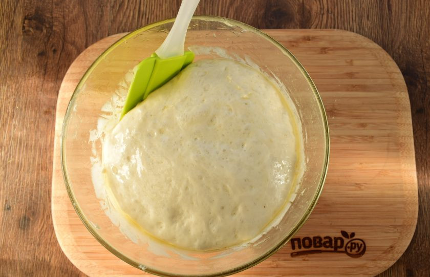 1. Этап. Матнакаш на кефире: После этого тесто вымешивайте еще 5 минут. Затем по его краю влейте растительное масло, с помощью ложки или силиконовой лопатки обмажьте им тесто. Вмешивать масло в тесто не надо.