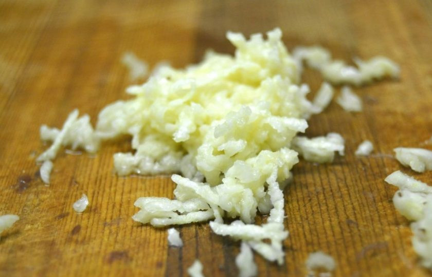 1. Этап. Фаршированный авокадо в духовке: 5. Измельчите один зубчик чеснока.