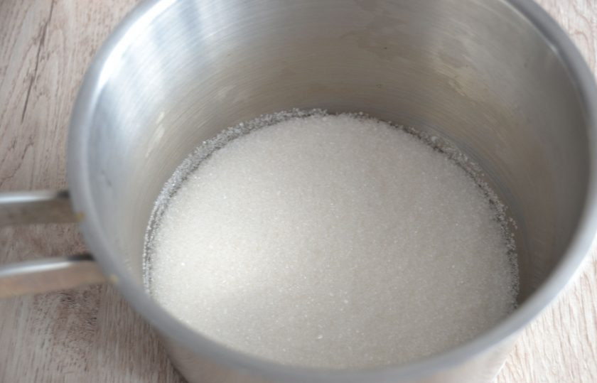 1. Этап. Капкейки с соленой карамелью: В сотейник всыпьте 150 грамм сахара и поставьте на небольшой огонь, не перемешивайте.