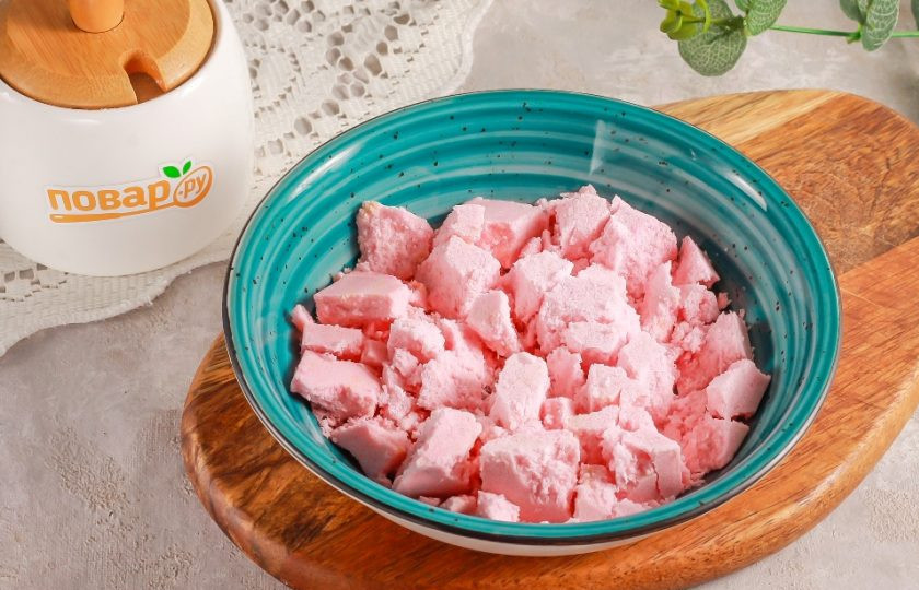 1. Этап. Кисель из концентрата: Разверните обертку брикета и выложите ее содержимое в тарелку. Разломите брикет на части с помощью вилки или ножа.