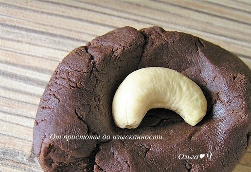 1. Этап. Трюфели с шампанским: Если хотите конфеты с начинкой, то положите внутрь трюфельной массы любые орехи, например, кешью.