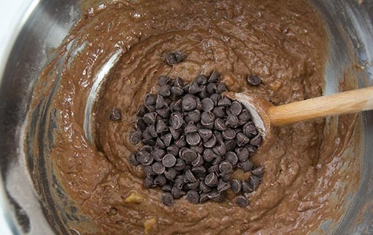 1. Этап. Шоколадно-банановый хлеб: 5. Добавьте шоколадную стружку и снова перемешайте.