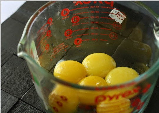 1. Этап. Мусс из маскарпоне: 1. Для приготовления мусса из маскарпоне понадобятся только желтки. Их нужно аккуратно отделить от белков и выложить в емкость с высокими бортами для последующего взбивания.