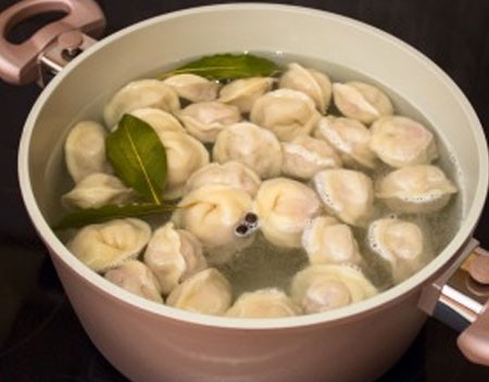 1. Stage. Dumplings: Dip the dumplings in boiling, salted water, when they float, cook for about 7 minutes, so that the dumplings are more fragrant and tasty, add a few leaves of parsley and peas.