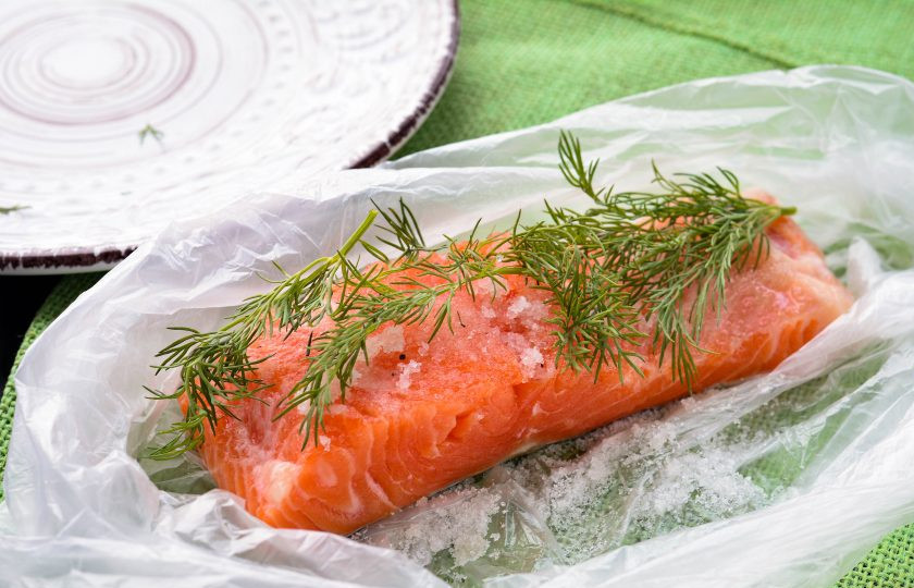 1. Этап. Семга соленая: Сверху на рыбу выложите несколько веточек укропа для аромата.