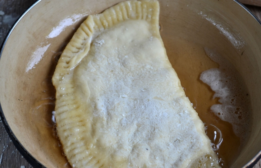 1. Этап. Чебуреки классические: Жарьте чебуреки в разогретом подсолнечном масле по 2-3 минуты с каждой стороны.