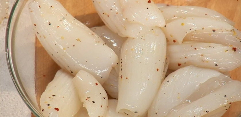 1. Этап. Кальмары с апельсинами: Отватите кальмары. Высушите их. Посолите и поперчите. Посыпьте крахмалом.