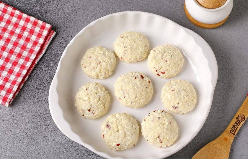 1. Этап. Сырники с яблоками в духовке: Сформируйте руками сырники, обваляйте их в манке и выложите на смазанный маслом противень. Запекайте в духовке при температуре 180-190 градусов до румяного цвета.