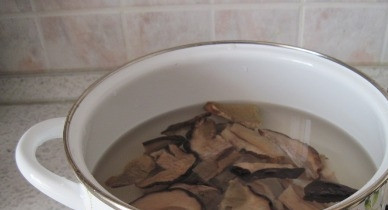 1. Этап. Щи суточные: Отвариваем грибы в небольшом количестве воды. Воду, в которой замачивались грибы, не выливаем, а процеживаем и отставляем.