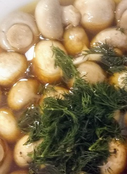 1. Этап. Салат с маринованными грибами: Слейте маринад. Посыпьте шампиньоны укропом. Перемешайте.