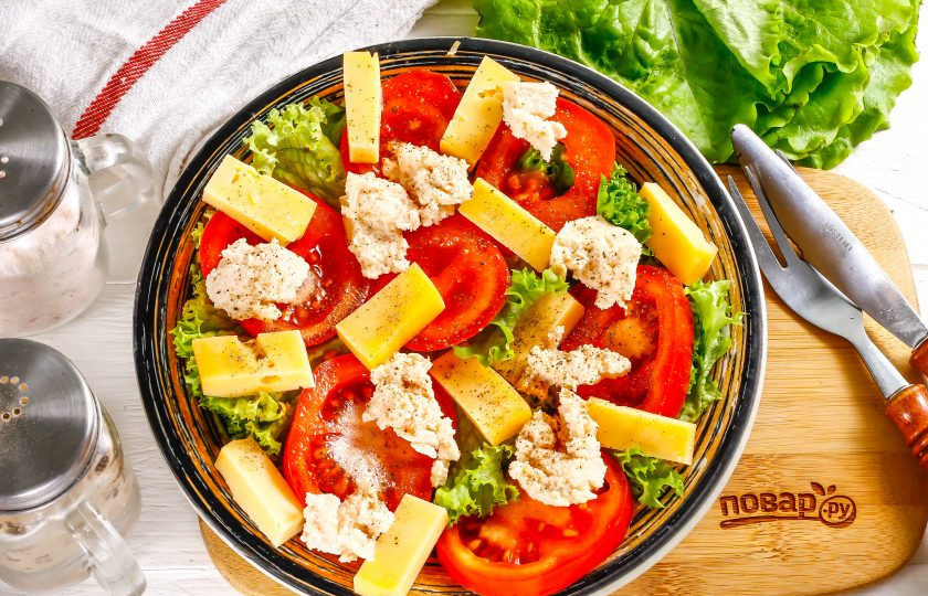 1. Этап. Салат с икрой минтая: Подайте салат с икрой минтая к столу, дополните его бокалом охлажденного белого вина.