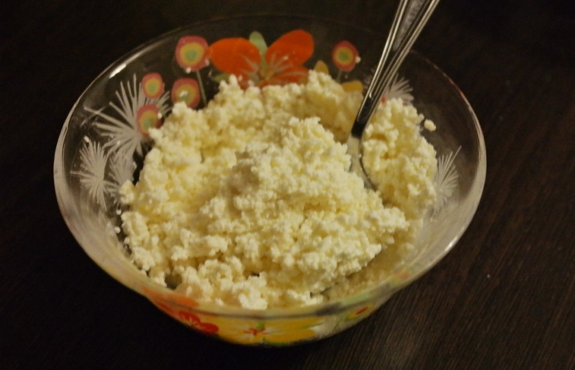 1. Этап. Диетический десерт из творога и яблок: Творог смешиваем с медом и немного растираем вилкой.