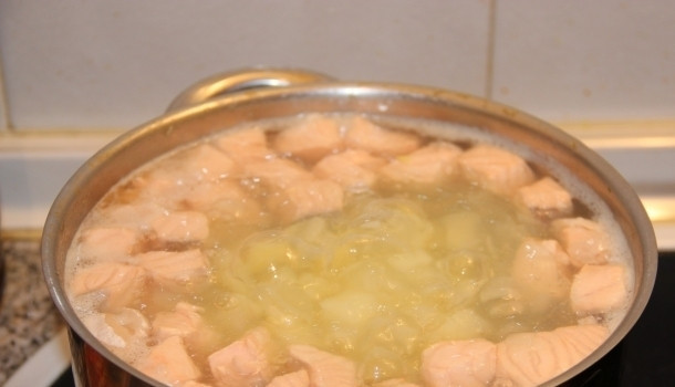 1. Этап. Суп-пюре из лосося со сливками: Варите картофель с луком в воде в течение 10-15 минут. Затем добавьте к ним нарезанное филе и соль. Готовьте суп ещё 15-20 минут.