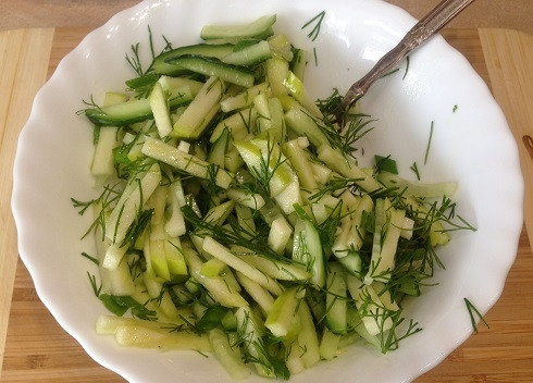 1. Этап. Салат Газапхули: 7. Добавляем соль и оливковое масло, перемешиваем. Салат готов!