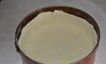 1. Этап. Фытыр по-египетски: Каждую улитку раскатываем в круг диаметром примерно 28 см. Первый круг может быть чуть меньше, чем второй, который будет верхом пирога. перекладываем в форму - она может быть 24-28 см. Я взяла разъемную 24, но и в стеклянной на 28 будет отлично! Делаем высокие бортики.