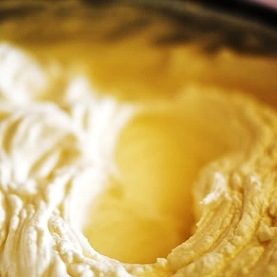 1. Этап. Торт Молочная девочка: Тем временем, пока коржи остывают, приготовим крем. Для этого смешиваем сливки с сахарной пудрой. Перемешивать нужно ложкой в течение 4-5 минут. Не переусердствуйте - по консистенции это должен быть крем, а не масло.