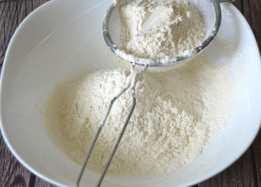 1. Этап. Воскресный пирог: В миску просейте муку.