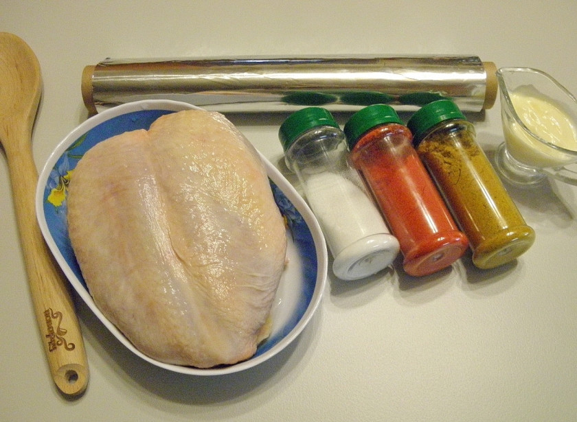 1. Этап. Куриная грудка на пару в мультиварке: Подготовьте куриную грудку и специи, а также — фольгу для готовки. Куриную грудку тщательно вымойте и обсушите бумажной салфеткой. Снимите с неё кожу.