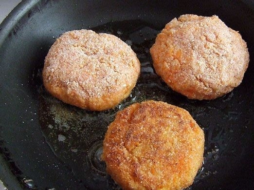 1. Этап. Котлеты из моркови: В сковороде разогреваем масло и обжариваем на нем котлеты по несколько минут с каждой стороны до образования румяной корочки.