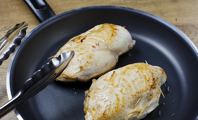 1. Этап. Грудка с фасолью: В сковороде разогреваем растительное масло и обжариваем на нем грудки со всех сторон до образования золотистой корочки (приблизительно по 3-4 минуты на каждую сторону).