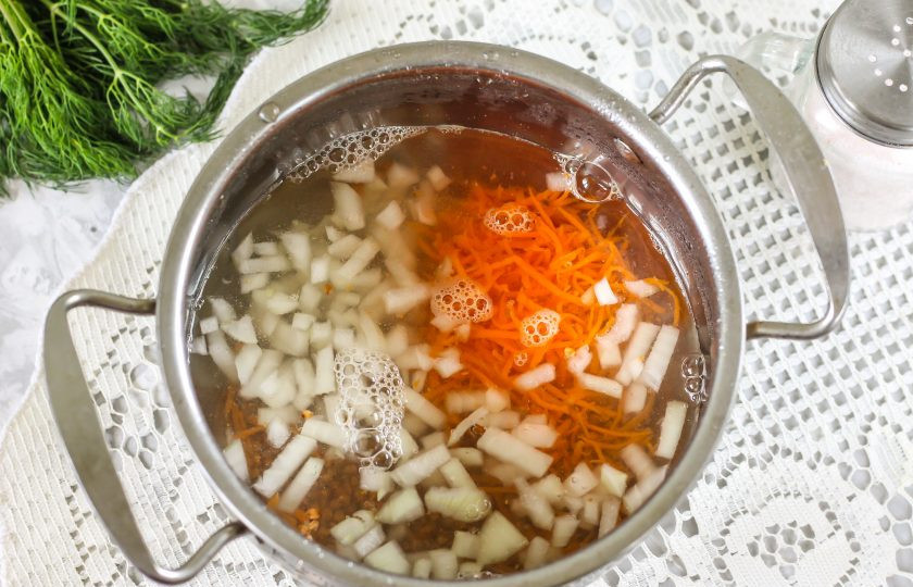 1. Этап. Гречневый суп для ребенка 1 года: Влейте теплую воду, всыпьте немного соли и отварите примерно 15-20 минут.