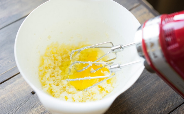 1. Этап. Пирог со сливами на скорую руку: 1. Смешаем до однородности сахар и чуть размягченное масло.