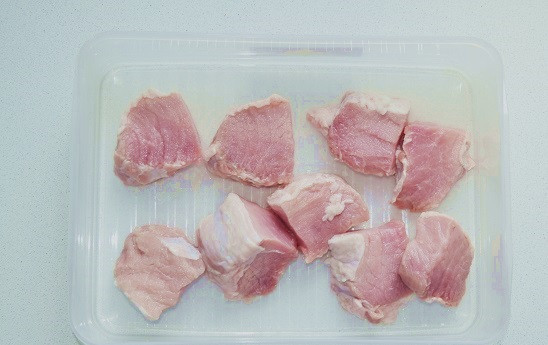 1. Этап. Шашлык с розмарином: Мясо промойте, обсушите и нарежьте средними кусочками. Выложите в удобный контейнер, в котором будете мариновать шашлык.