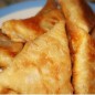 Слоёная самса с мясом Приятного аппетита!!! Слоёная самса с мясом готовая, подавать теплой. Обжарить Слоёную самсу с мясом на растительном масле с обеих сторон до золотистой корочки примерно по 5-10 минут. Выложить начинку и слепить края что бы при готовки самса не распалась. Лепешки раскатать кругом. Каждую полоску теста начинаем скатывать рулетиком. Скатав немного отрезаем. Проделаем указанное действие с 1-й полоской до конца и со 2-й полоской. Каждый рулетик разрезаем на 2 части. Получаются своеобразные столбики, которые аккуратно надо сплющить, чтобы получились лепешечки. Замесите тесто без масла и дайте постоять 20 минут. Затем разделите на 3 части. Раскатайте тонко одну часть и полейте растопленным сливочным маслом, затем сверните тесто рулетом. Рулет разрезать на 2 части. Для начинки пропустите мясо и лук через мясорубку. Готовый фарш обжарить на сковороде.