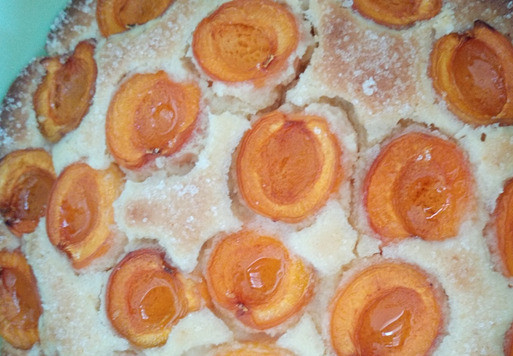 1. Этап. Пирог с жерделами и яблоками: Пирог готов. У меня на приготовление пирога вместе ушло около 40 минут (25 и 20). Ориентируйтесь по своей печке