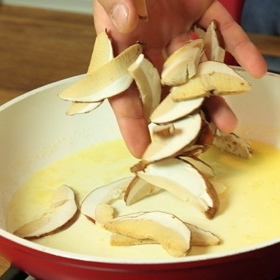 1. Этап. Белые грибы жареные: В сковороде разогреть масло, обжарить мелко нарезанный чеснок, добавить нарезанные грибы и жарить на среднем огне.