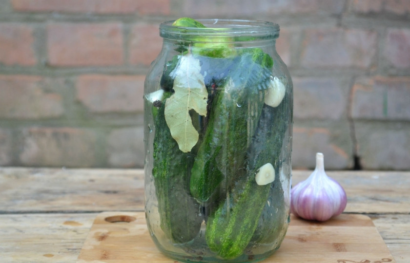 1. Этап. Огурчики в томатном соке: Сложите огурцы вместе со всеми пряностями в чистую банку.