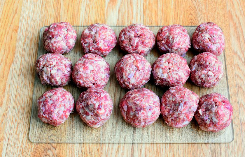 1. Этап. Тефтели в сметанном соусе в мультиварке: Влажными руками скатайте тефтели среднего размера.