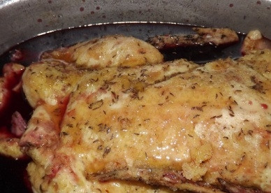 1. Этап. Утка в вине: Смешаем вино с водой, зальем этой смесью утку. Поставим её в холодное место на ночь: пусть маринуется.