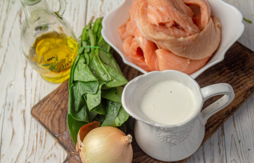 1. Этап. Форель запеченная со шпинатом: Подготовьте все необходимые ингредиенты. Для этого блюда желательно взять филе рыбы без кожи и костей. Если у вас стейк, то снимите с него кожу и удалите косточки, а рыбу нарежьте на небольшие кусочки. Сливки подойдут любые, но чем выше процент жирности, тем вкуснее и гуще получится соус. Что касается шпината, то можно использовать свежий (как у меня) или замороженный, который надо предварительно разморозить и отжать от лишнего сока.