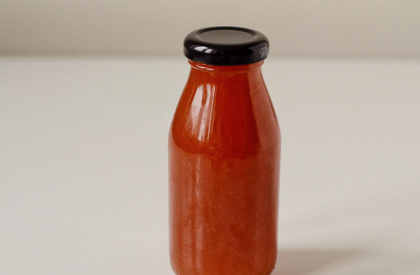 1. Этап. Сироп из облепихи на зиму: Разлейте сироп в предварительно простерилизованную тару. Закройте крышкой, укутайте в тепло и оставьте так до полного остывания.