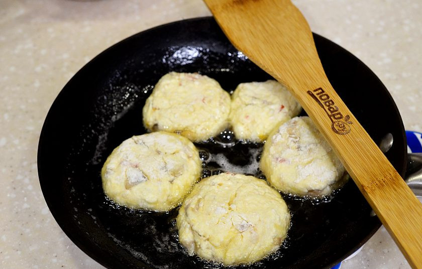 1. Этап. Сырники с грибами и беконом: 7. Формируйте небольшие сырники и обжаривайте на сковороде.