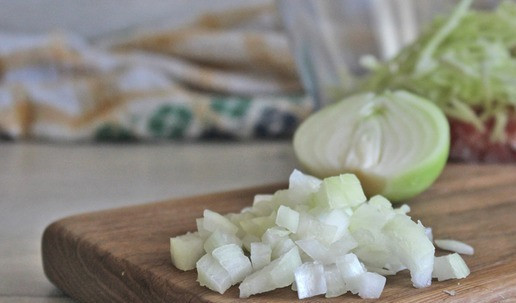 1. Этап. Голубцы «Необычные»: Репчатый лук очистить, сполоснуть холодной водой, мелко нарезать, добавить в чашку с фаршем и капустой.