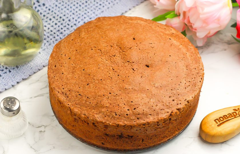 1. Этап. Торт Бисквитное чудо: Подрежьте края бисквита, отделяя их от формы и извлеките его на тарелку. Обязательно остудите, замотав в пищевую пленку и поместив в морозильную камеру на 2-3 часа. Бисквит можно приготовить заранее, с вечера и собрать торт утром.